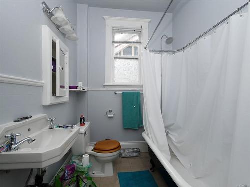 1120 May St, Victoria, BC - Indoor Photo Showing Bathroom