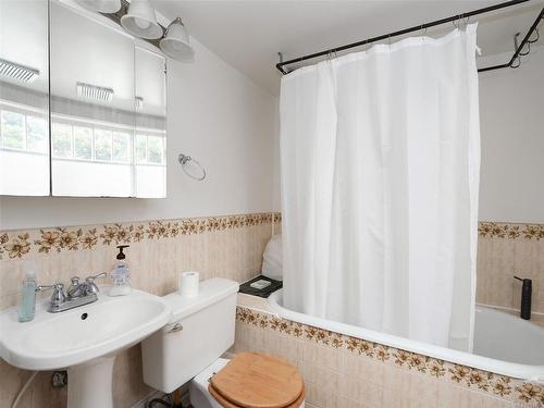 1120 May St, Victoria, BC - Indoor Photo Showing Bathroom