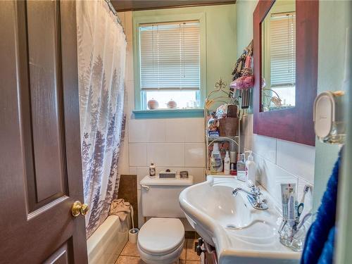 724 Nicol St, Nanaimo, BC - Indoor Photo Showing Bathroom