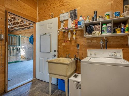 7000 Mays Rd, Duncan, BC - Indoor Photo Showing Laundry Room