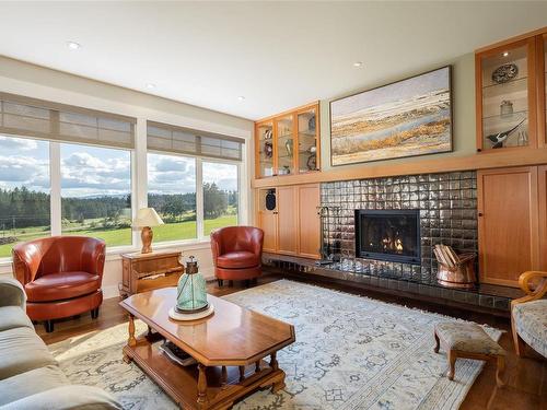 7000 Mays Rd, Duncan, BC - Indoor Photo Showing Living Room With Fireplace