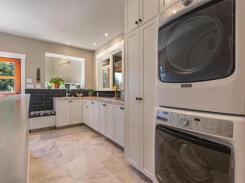7000 Mays Rd, Duncan, BC - Indoor Photo Showing Laundry Room