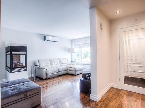 Salon - 7388  - 7392 Boul. Notre-Dame, Laval (Sainte-Dorothée), QC - Indoor Photo Showing Living Room With Fireplace