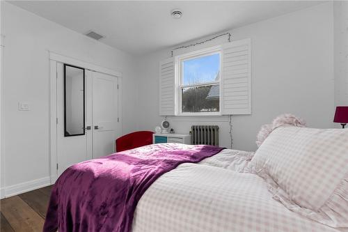 27 Mountain Street, Grimsby, ON - Indoor Photo Showing Bedroom