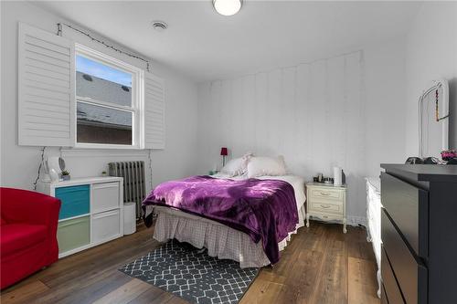 27 Mountain Street, Grimsby, ON - Indoor Photo Showing Bedroom