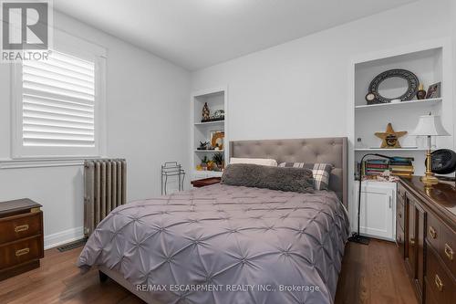 27 Mountain St, Grimsby, ON - Indoor Photo Showing Bedroom