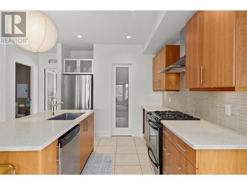 446 West Avenue Unit# 203, Kelowna, BC - Indoor Photo Showing Kitchen With Upgraded Kitchen