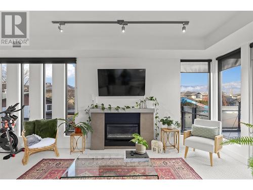 446 West Avenue Unit# 203, Kelowna, BC - Indoor Photo Showing Living Room With Fireplace