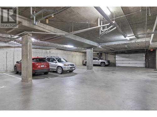 446 West Avenue Unit# 203, Kelowna, BC - Indoor Photo Showing Garage