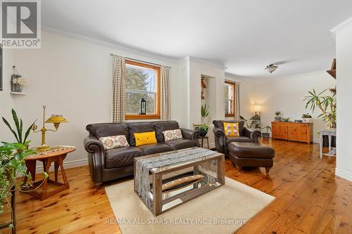 930 Killarney Bay Rd, Kawartha Lakes, ON - Indoor Photo Showing Living Room