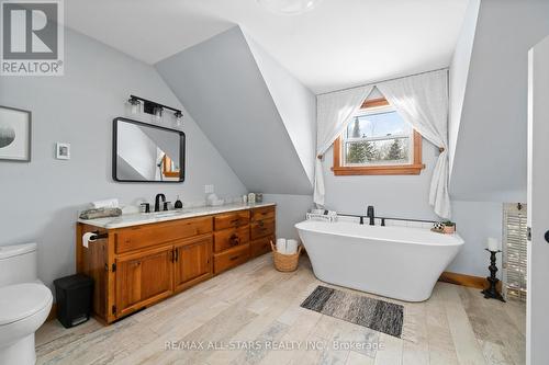 930 Killarney Bay Rd, Kawartha Lakes, ON - Indoor Photo Showing Bathroom