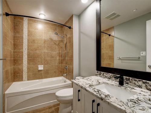 108-1395 Bear Mountain Pkwy, Langford, BC - Indoor Photo Showing Bathroom