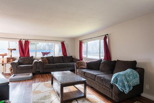 2517 5Th Ave, Castlegar, BC - Indoor Photo Showing Living Room