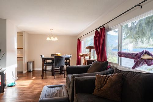 2517 5Th Ave, Castlegar, BC - Indoor Photo Showing Living Room