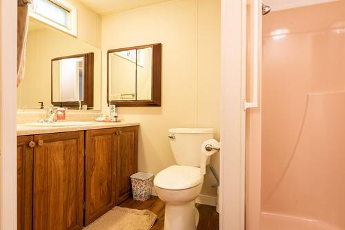 2517 5Th Ave, Castlegar, BC - Indoor Photo Showing Bathroom