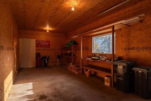 2517 5Th Ave, Castlegar, BC - Indoor Photo Showing Other Room
