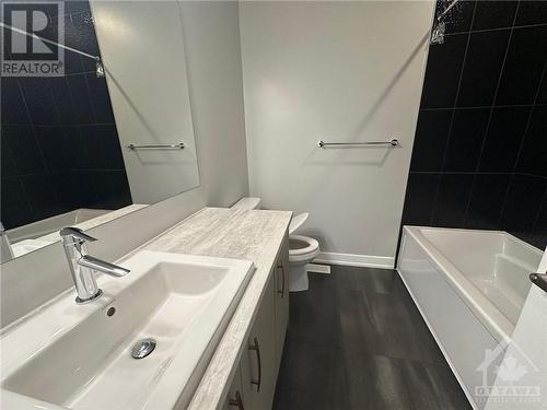 main level full bath - 608 Knotridge Street, Ottawa, ON - Indoor Photo Showing Bathroom