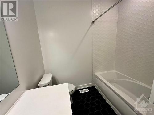 Main level full bath - 563 Knotridge Street, Ottawa, ON - Indoor Photo Showing Bathroom