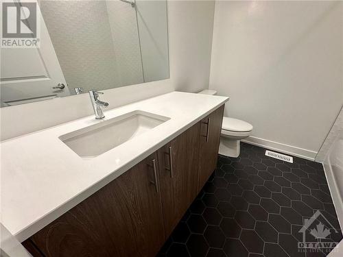 main level full bath - 563 Knotridge Street, Ottawa, ON - Indoor Photo Showing Bathroom