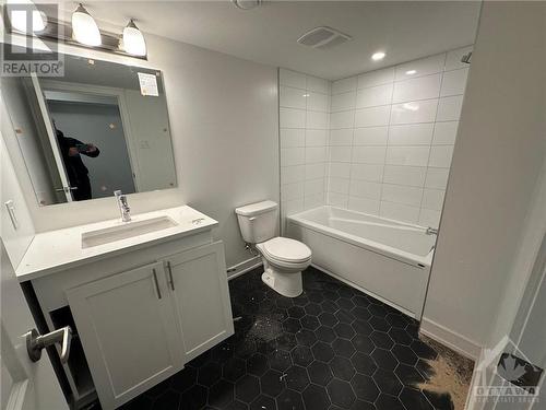 lower level full bath - 563 Knotridge Street, Ottawa, ON - Indoor Photo Showing Bathroom