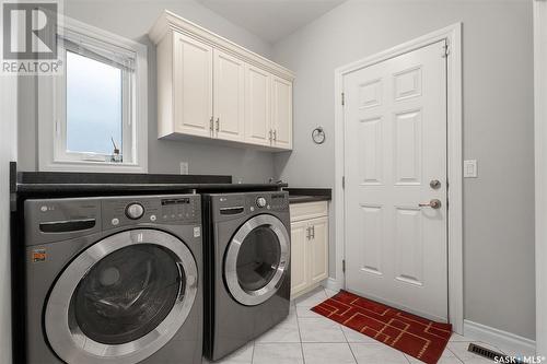 818 Ledingham Crescent, Saskatoon, SK - Indoor Photo Showing Laundry Room