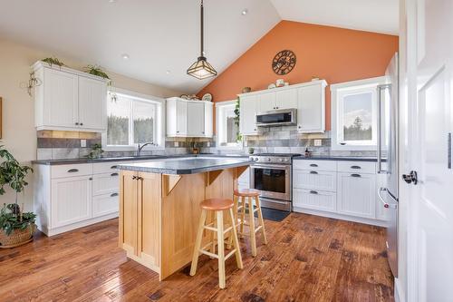 4901 Ld Ranch Road, Kimberley, BC - Indoor Photo Showing Kitchen