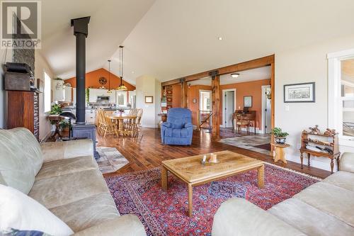 4901 Ld Ranch Road, Kimberley, BC - Indoor Photo Showing Living Room