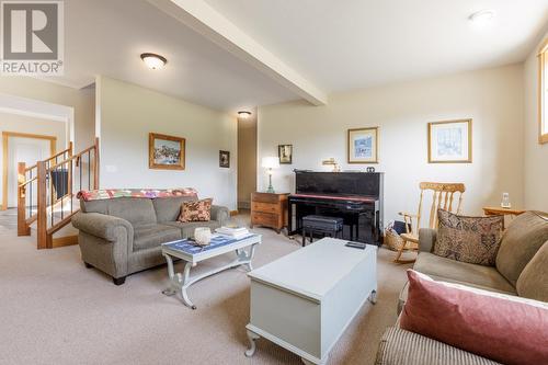 4901 Ld Ranch Road, Kimberley, BC - Indoor Photo Showing Living Room