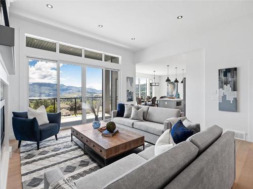 2803 Copper Ridge Drive, West Kelowna, BC - Indoor Photo Showing Living Room