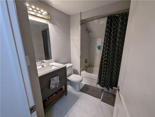 38 Park Row N, Hamilton, ON - Indoor Photo Showing Bathroom