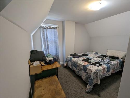 38 Park Row N, Hamilton, ON - Indoor Photo Showing Bedroom