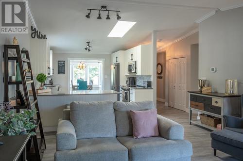 5207 Oleander Drive, Osoyoos, BC - Indoor Photo Showing Living Room