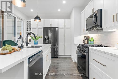 51 Bentley Cres, Prince Edward County, ON - Indoor Photo Showing Kitchen With Upgraded Kitchen