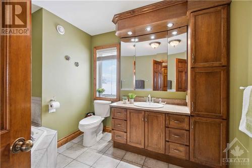 13243 Thompson Road, Winchester, ON - Indoor Photo Showing Bathroom
