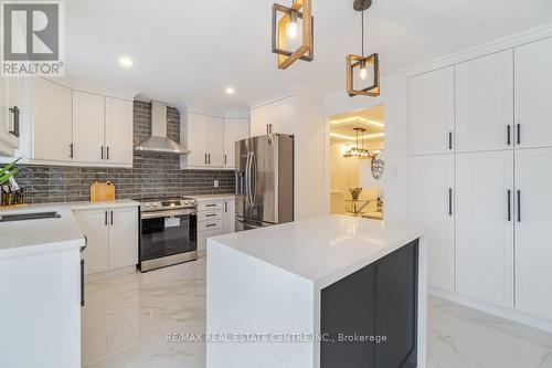 550 Meadows Boulevard, Mississauga, ON - Indoor Photo Showing Kitchen With Upgraded Kitchen