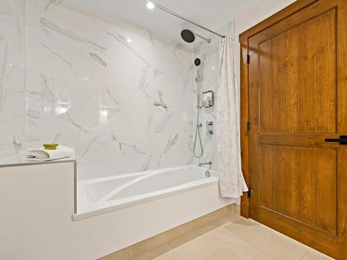 Salle de bains attenante Ã  la CCP - 22-1510 Ch. Du Versant-Soleil, Mont-Tremblant, QC - Indoor Photo Showing Bathroom