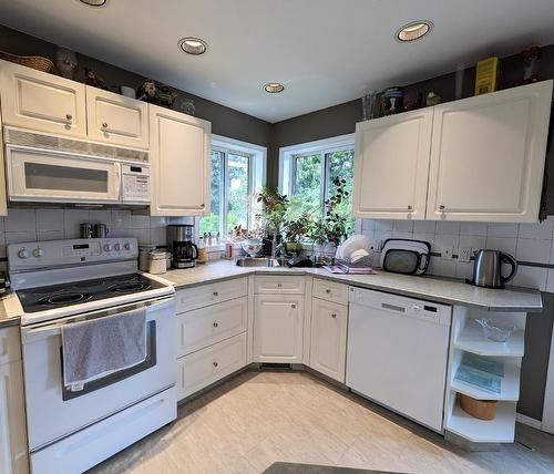 902 Houston Street W, Nelson, BC - Indoor Photo Showing Kitchen