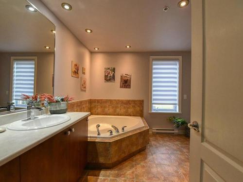 Salle de bains - 202-3430 Boul. Le Carrefour, Laval (Chomedey), QC - Indoor Photo Showing Bathroom