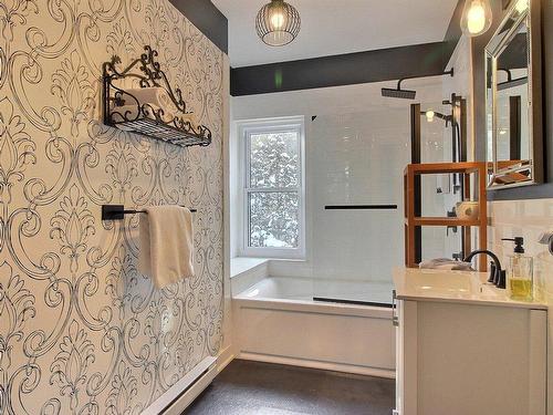Salle de bains - 244 Rue Tyler, Ayer'S Cliff, QC - Indoor Photo Showing Bathroom