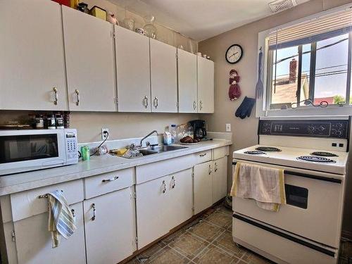 572 Magnus Avenue, Winnipeg, MB - Indoor Photo Showing Kitchen With Double Sink