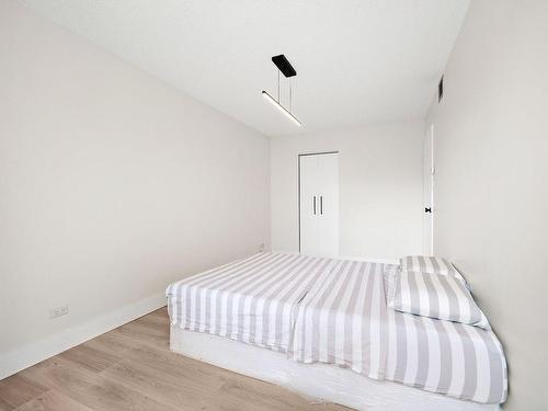 Bedroom - 205-6785 Crois. Korczak, Côte-Saint-Luc, QC - Indoor Photo Showing Bedroom
