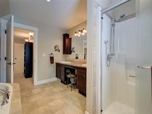 4354 Hazell Road, Kelowna, BC - Indoor Photo Showing Bathroom