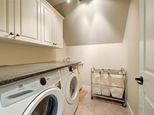 4354 Hazell Road, Kelowna, BC - Indoor Photo Showing Laundry Room