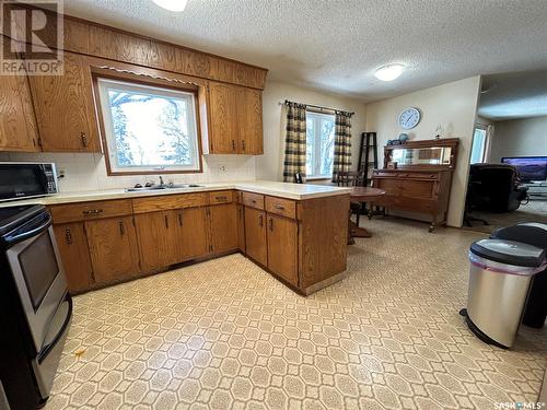 516 Maple Street, Maple Creek, SK - Indoor Photo Showing Kitchen With Double Sink
