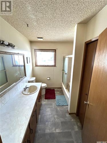 516 Maple Street, Maple Creek, SK - Indoor Photo Showing Bathroom