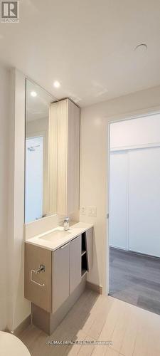2910 - 3900 Confederation Parkway, Mississauga, ON - Indoor Photo Showing Bathroom