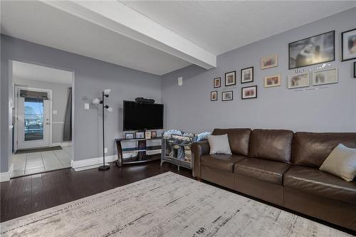17 Joncaire Place, Stoney Creek, ON - Indoor Photo Showing Living Room
