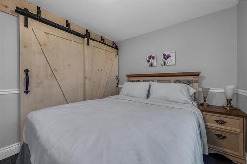 17 Joncaire Place, Stoney Creek, ON - Indoor Photo Showing Bedroom