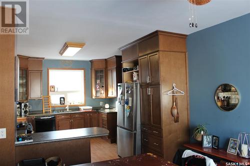 304 3Rd Avenue, Eston, SK - Indoor Photo Showing Kitchen With Double Sink