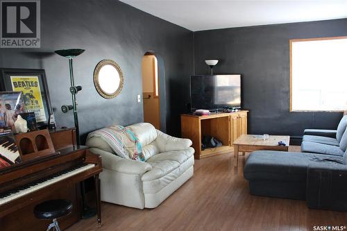 304 3Rd Avenue, Eston, SK - Indoor Photo Showing Living Room